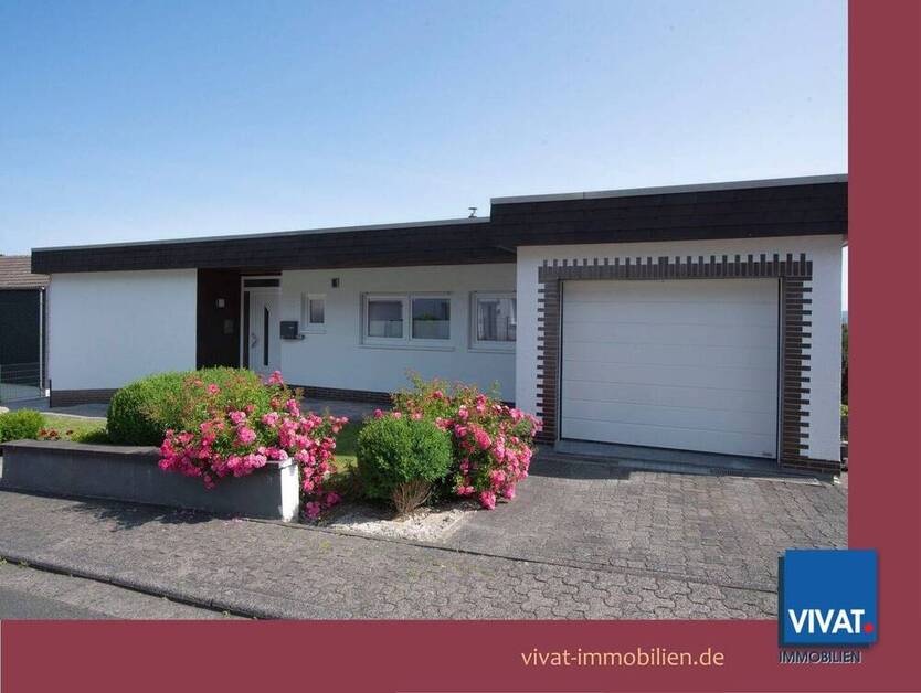 RESERVIERT! Wohngenuss mit grandioser Aussicht: modernisierter Bungalow mit schönem Garten, Garage und mehr ...