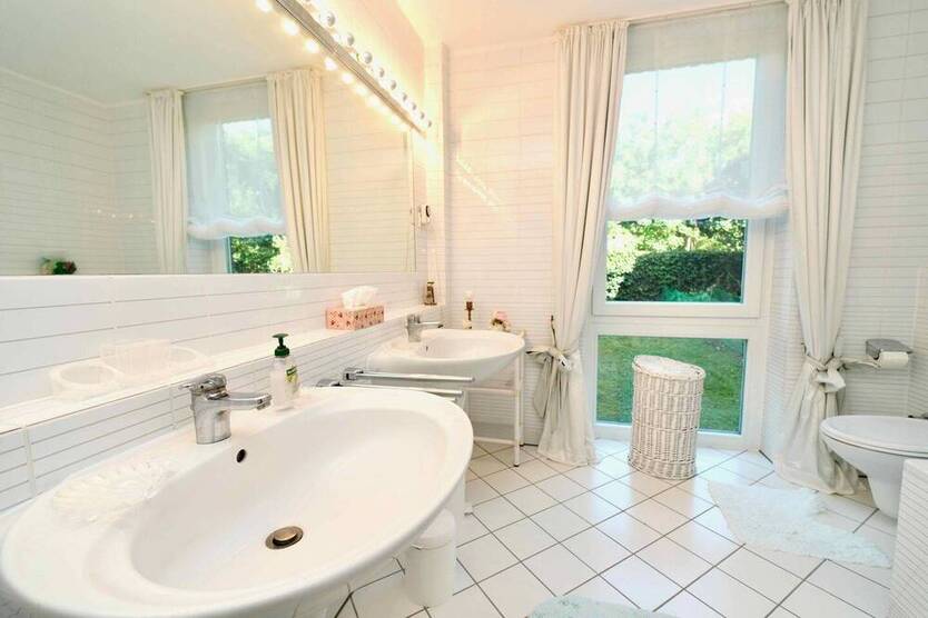 Traumhafte 122 m² Erdgeschoßwohnung mit großzügigem Garten, Terrasse und TG Platz in Büderich