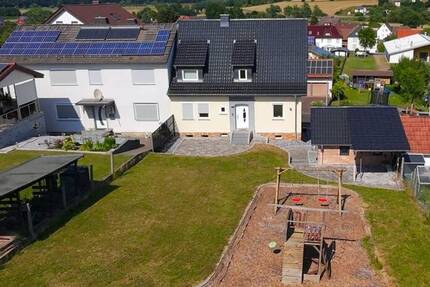 Doppelhaushälfte mit 2 Wohneinheiten und großem Garten in Heimboldshausen ! 6 zimmer