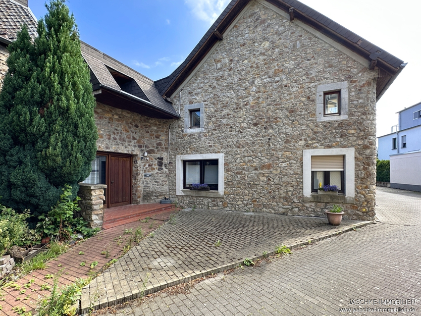 JÄSCHKE - Dreifamilienhaus mit Entwicklungspotenzial: Kapitalanlage oder zukünftiger Wohntraum 8 zimmer