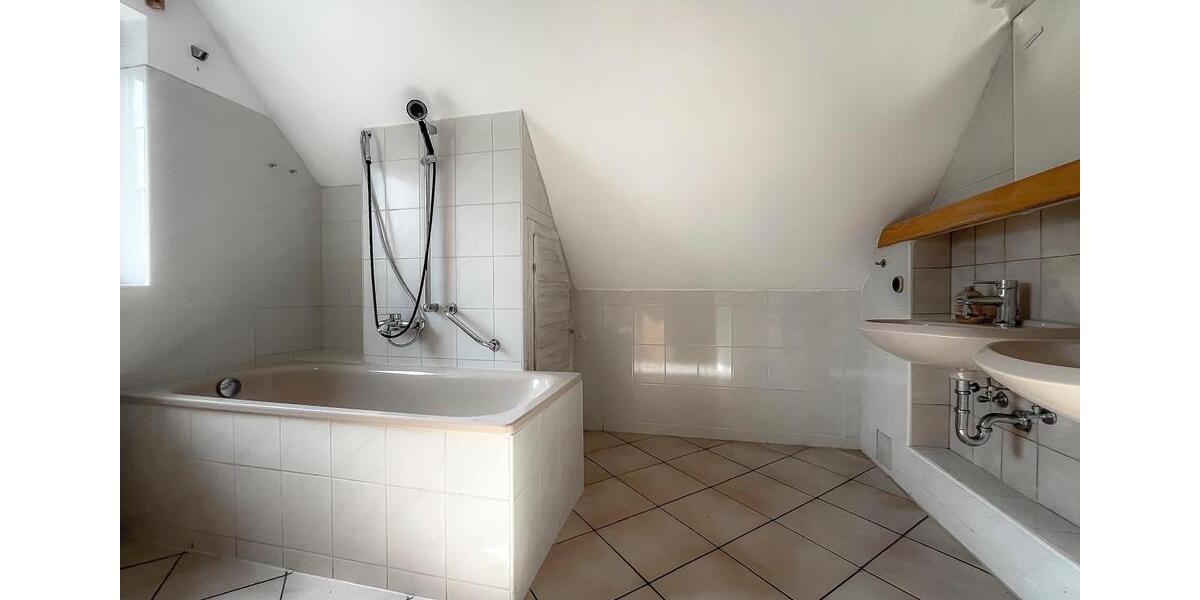 Dachgeschoßwohnung Lüneburg Ebensberg - 4 Zimmer, 105 m&sup2;, 1.450&euro; | Angebot:26282938