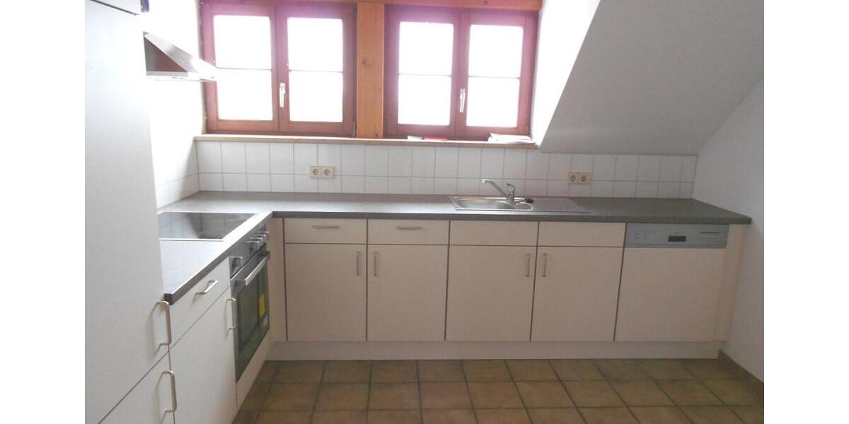 3 Zimmer Dachgeschoßwohnung, EBK, Bad, Gäste-WC, Stellplätze 3 zimmer