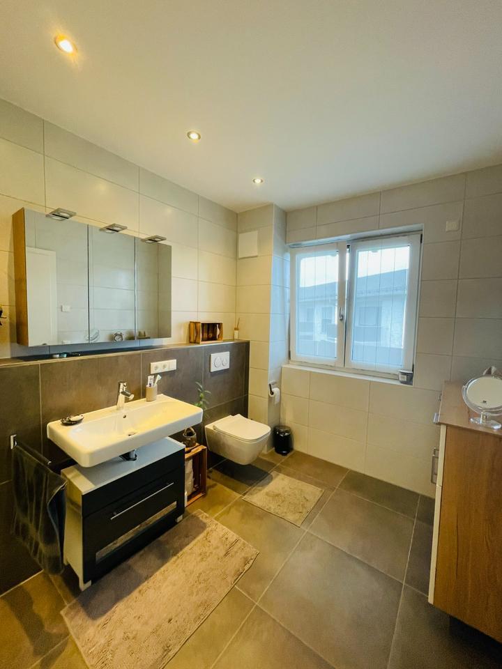 Helle 3-Zimmer Dachgeschosswohnung mit 2 Balkonen und 2 Tiefgaragenstellplätzen in Abensberg! zimmer