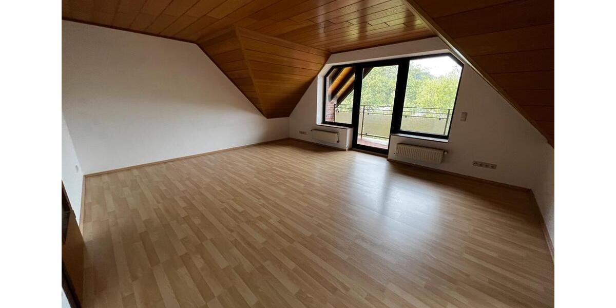 #geräumige Dachgeschoss-Wohnung#offen#hell#Balkon 2 zimmer
