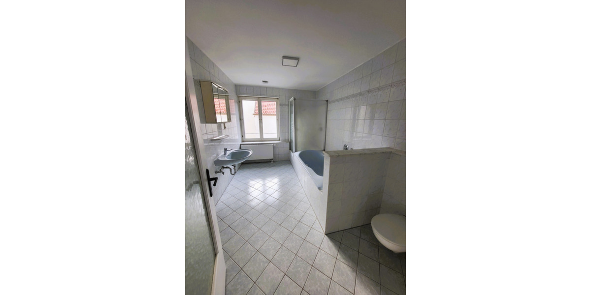 Etagenwohnung Bad Königshofen im Grabfeld - 4 Zimmer, 96 m&sup2;, 690&euro; | Angebot:25542959