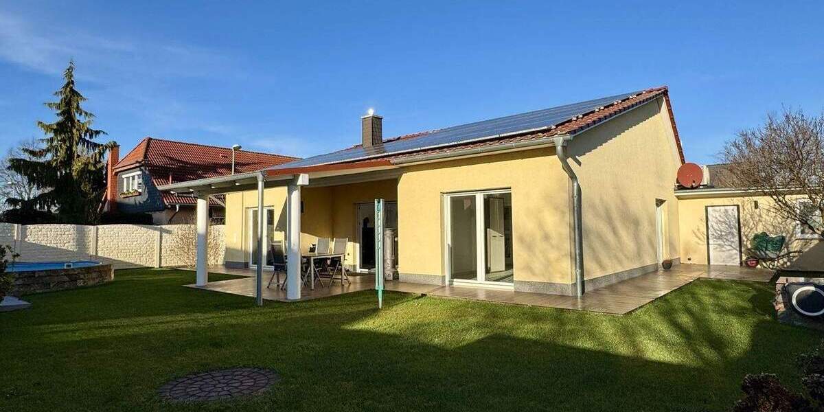 Stilvoller Bungalow-Traum mit Garten und Pool in ruhiger Lage Otterslebens zu vermieten! 3 zimmer
