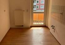 Geräumige 3-Raum-Wohnung im Altbau mit Wanne und Balkon sucht neue Bewohner.