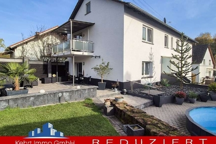 Großzügiges Wohnen für zwei Generationen: Poolbereich mit Poolbar und barrierefreiem EG - Haus Katzweiler | Angebot:27131010