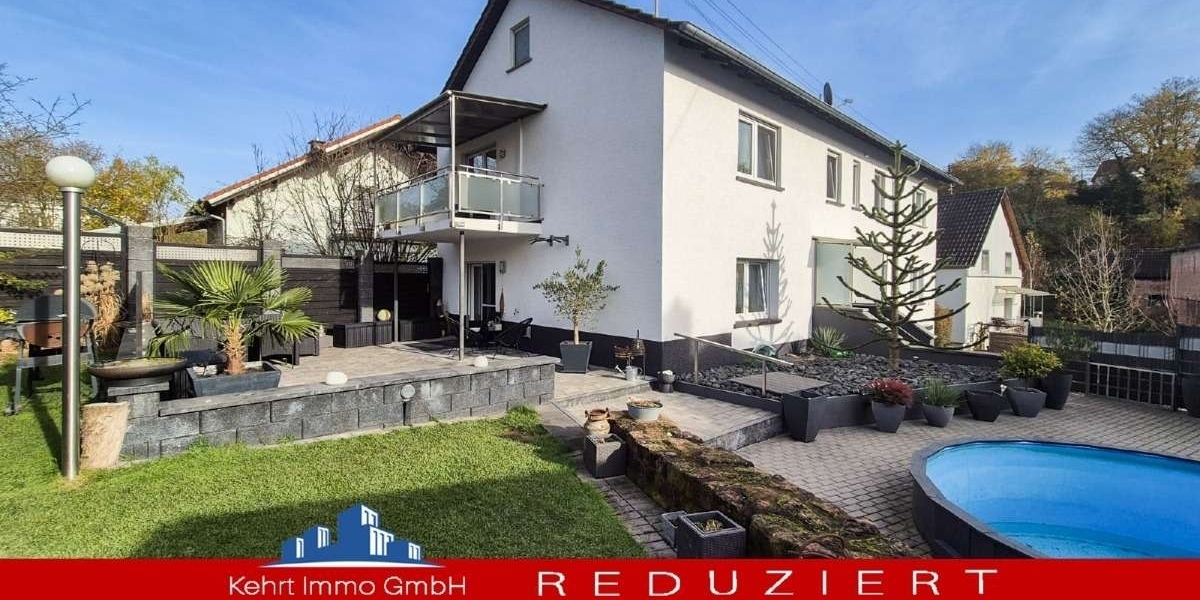 Großzügiges Wohnen für zwei Generationen: Poolbereich mit Poolbar und barrierefreiem EG - Zweifamilienhaus Katzweiler | Angebot:27131010