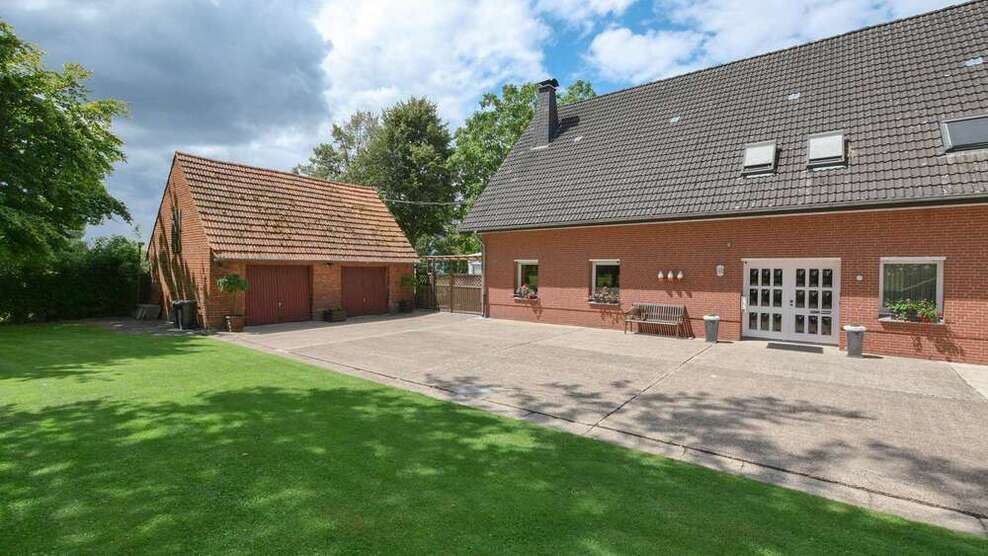 Haus zum Kaufen in Hövelhof 560.000 € 242 m²
