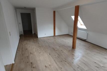 NEUES JAHR, NEUES WOHNGLÜCK! frisch sanierte 2-RWE in toller Lage mit Gemeinschaftsgarten im DG zu vermiet.