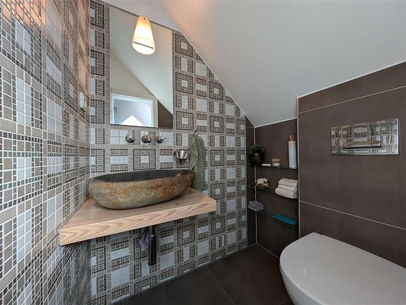 *****Exklusive Dachgeschoßwohnung mit Balkon, Gäste-WC und Einbauküche