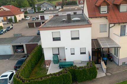 Einfamilien Haus mit 6 Zimmern , plus Garage und Stellplatz