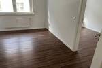 Erstbezug nach Renovierung - 3 ZW im 1. OG mit Balkon zum Innenhof, modernes Tageslichtbad mit Badewanne - ab sofort bezugsbereit
