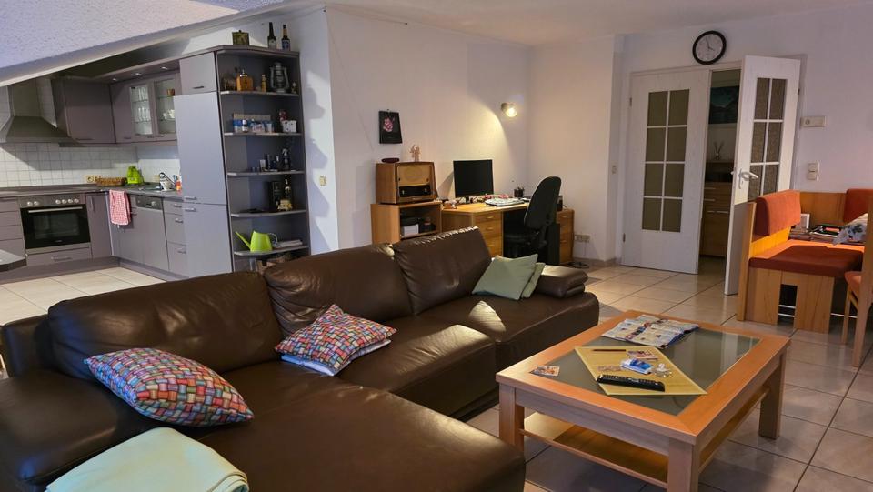 Wunderschöne 3-Zimmer-Dachgeschosswohnung mit Balkon in gepflegtem 6-Familienhaus 3 zimmer