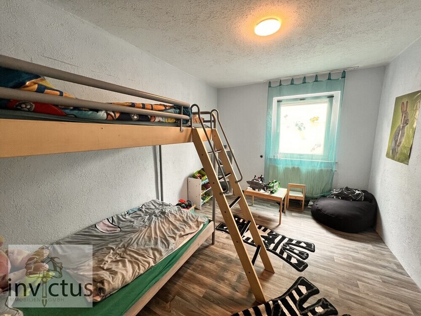 Investition mit Perspektive, sanierungsbedürftige 4- Zimmer Wohnung im Erdgeschoss