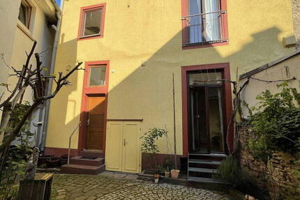 EINZIEHEN UND WOHLFÜHLEN - UNIKATES HINTERHAUS-WOHNREFUGIUM IM HERZEN DER DURLACHER ALTSTADT...