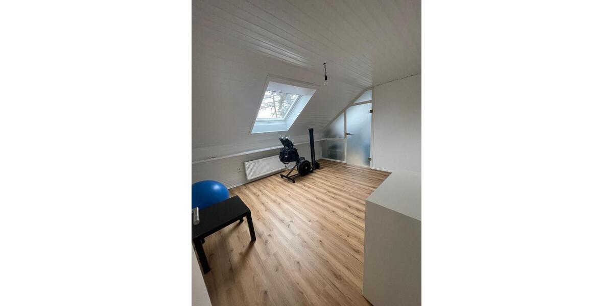 Dachgeschoßwohnung Sankt Augustin - 3.5 Zimmer, 100 m&sup2;, 1.300&euro; | Angebot:24966138