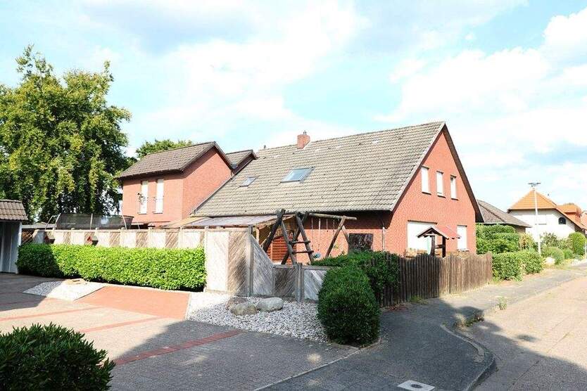 Teilmodernisiertes, großzügiges Wohnhaus mit 2 Wohneinheiten, Keller und Garagen 7 zimmer