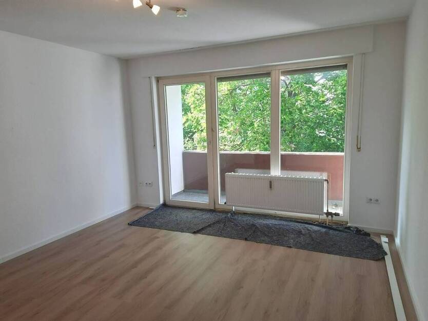 Frisch renovierte 1-Zimmer-Wohnung mit Balkon und Stellplatz - bezugsfertig