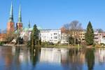 Exklusiv: Sanierte 3-Zi.-Wohnung mit Carport, Aufzug, Balkon & traumhaftem DOM-Blick am Mühlenteich