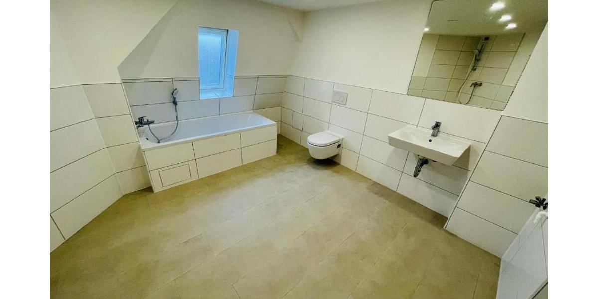 **Ihr neues Zuhause wartet: 4-Raum-Wohnung mit Komfort-Badezimmer und großzügigem Wohnambiente!** - Dachgeschoßwohnung Gera Alt-Bieblach | Angebot:26876574