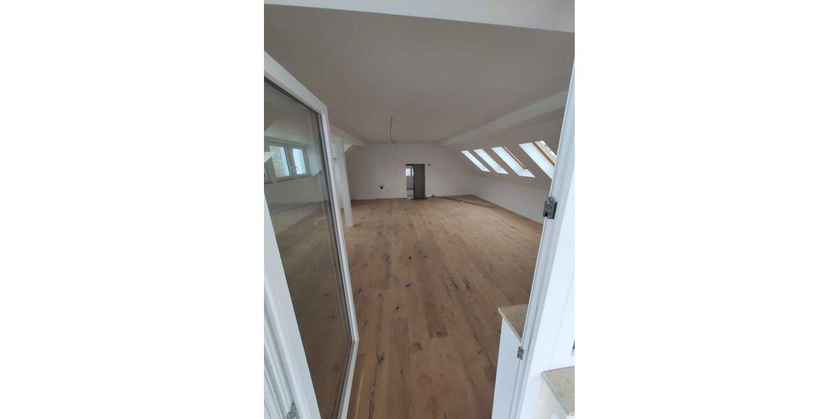 Exklusives Wohnen nach Sanierung: Helle 3-Zimmer-DG-Wohnung mit Balkon & Parkett in Schnaittach 3 zimmer