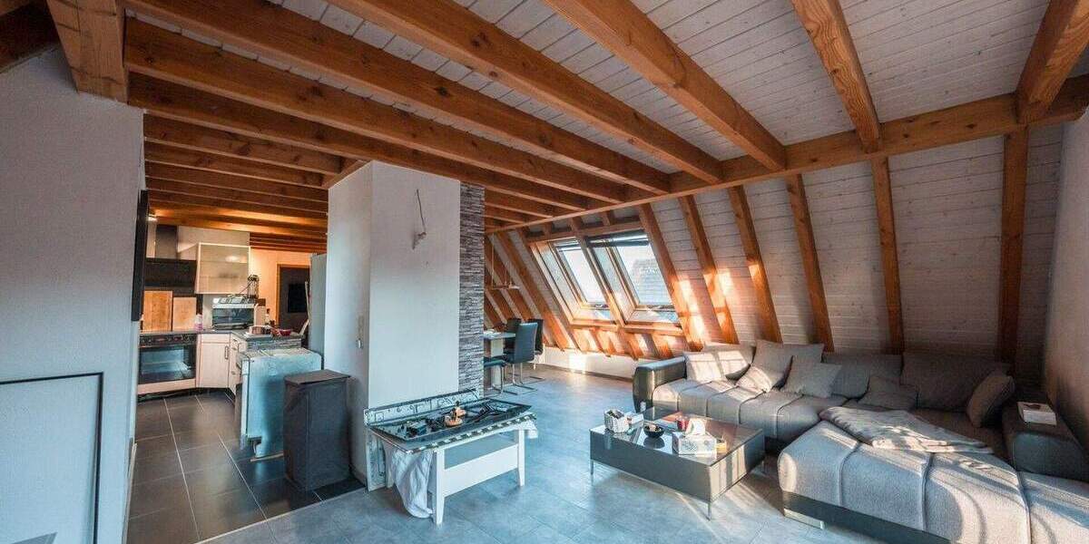 Helle Dachgeschosswohnung mit ausgebauter Bühne, Stellplatz und wunderschönem Ausblick auf die Felder von Leutenbach 4 zimmer