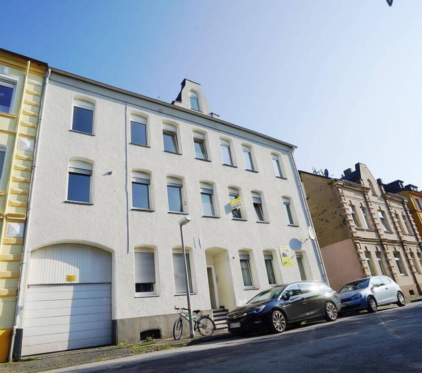 Ruhige Seitenstraße -Mehrfamilienhaus mit 7 Wohnungen und 6 Garagen. 1 zimmer