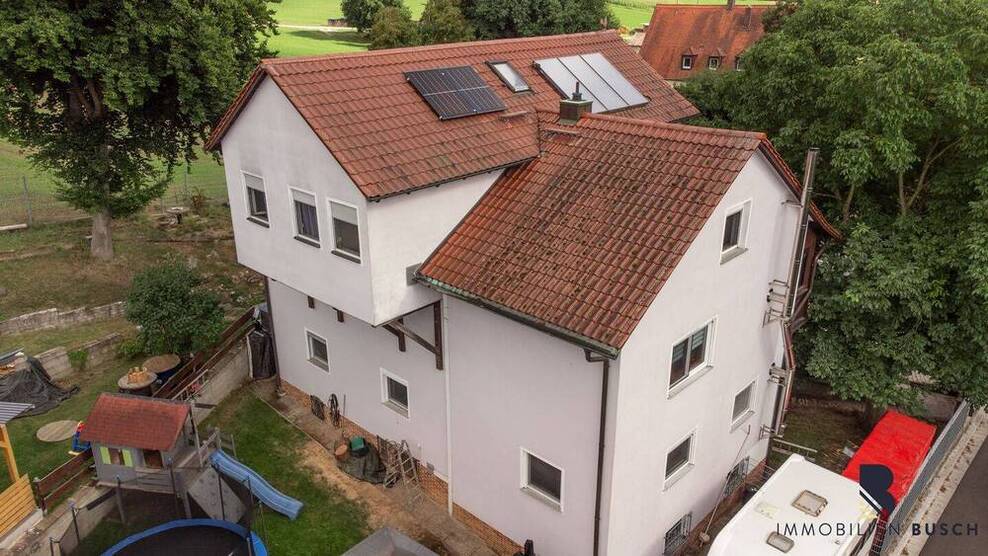 Familienfreundliches Dreifamilienhaus mit idyllischem Grundstück