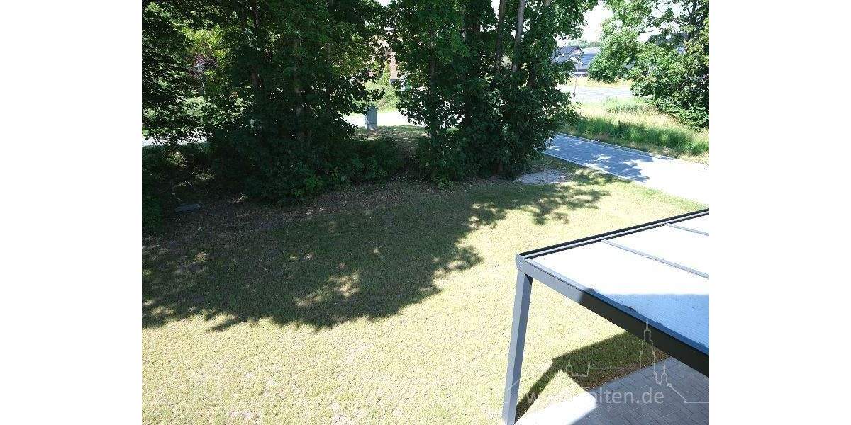 Moderne Haushälfte mit Wärmepumpe, zwei Bädern und überdachter Terrasse 4 zimmer