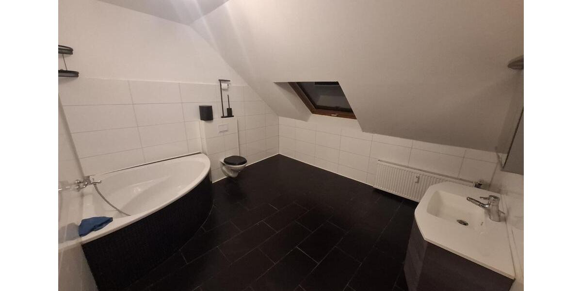 Dachgeschoßwohnung Essen Stadtbezirk VI - 2.5 Zimmer, 75 m&sup2;, 600&euro; | Angebot:25552920