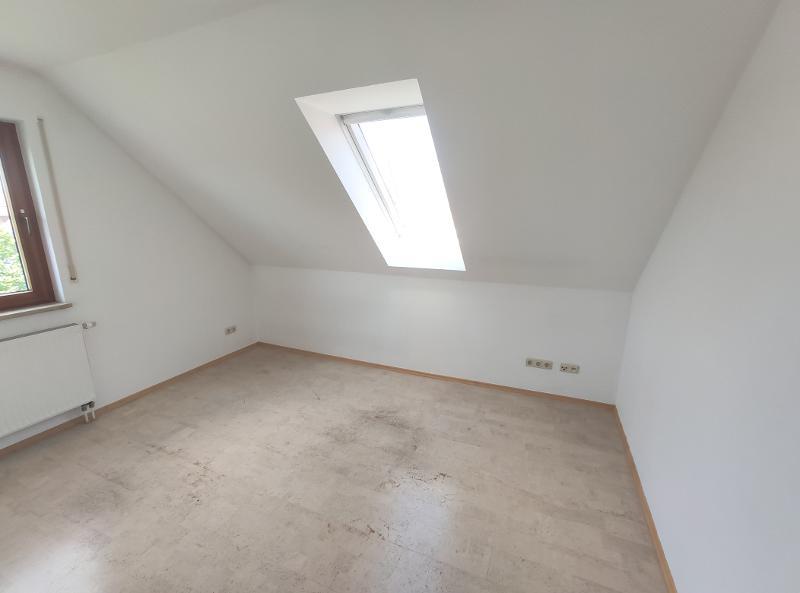 3 Zi. Wohnung im DG (1.OG) mit Balkon und Carport - Etagenwohnung Pommersfelden | Angebot:23903906