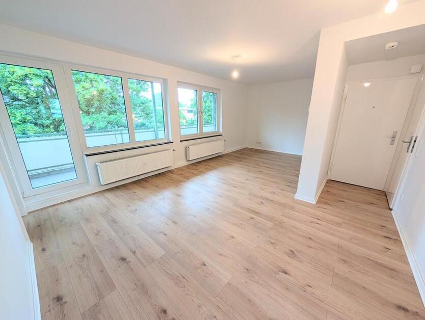 **Frisch renoviert: +2 Balkone +neues Tageslichtbad +neuer Laminat +weiße Wände**