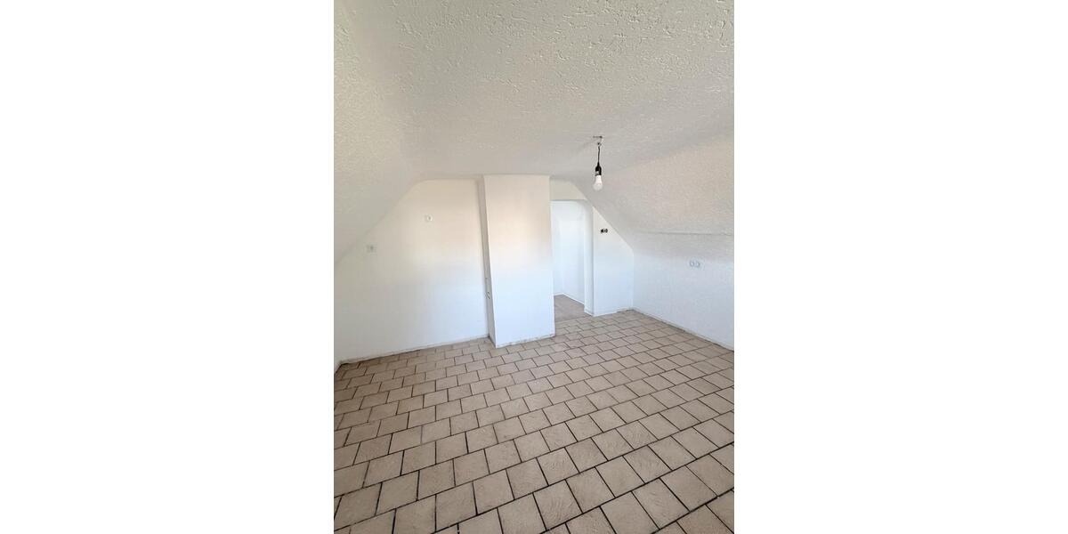 Großzügige 5ZKB Dachteschosswohnung - Erstbezug nach Renovierung 5 zimmer