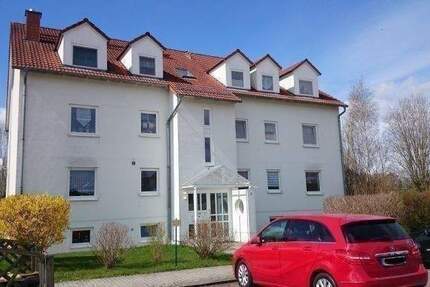 Umkreis Dresden-Nord -- schöne und großzügige 2-Raum-Wohnung im Dachgeschoss mit Balkon -- hell, freundlich und ruhige Lage - PKW-Stellplatz 2 zimmer