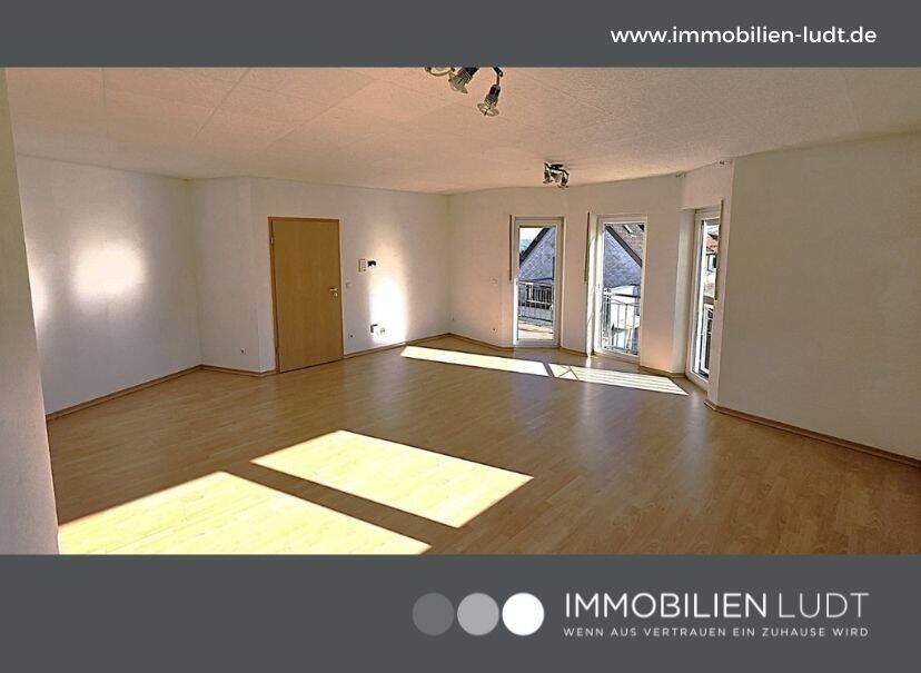 Lichtdurchflutete 2 ZKB Wohnung in ruhiger Lage mit Balkon.