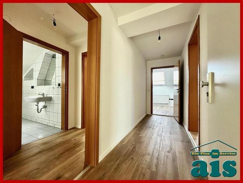 ais-GmbH bietet an: Renovierte 4 Zimmer Wohnung in der Südstadt.