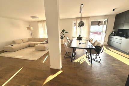 HELLE++4-Raum Wohnung mit Balkon, Einbauküche, Aufzug, Stellplatz