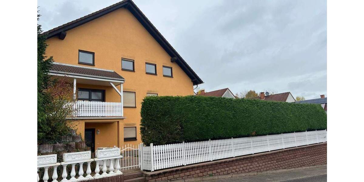 Wohnen am Sonnenhügel: Helle 3 ZKB Dachgeschosswohnung mit Balkon in einem gepflegten Mehrfamilienhaus – Kopernikusstraße 15, 66333 Völklingen 3 zimmer