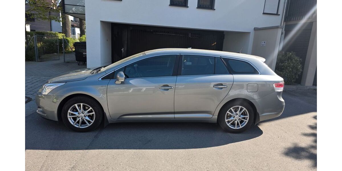 Toyota Avensis 60.000 km 7.900 &euro; München 81829
