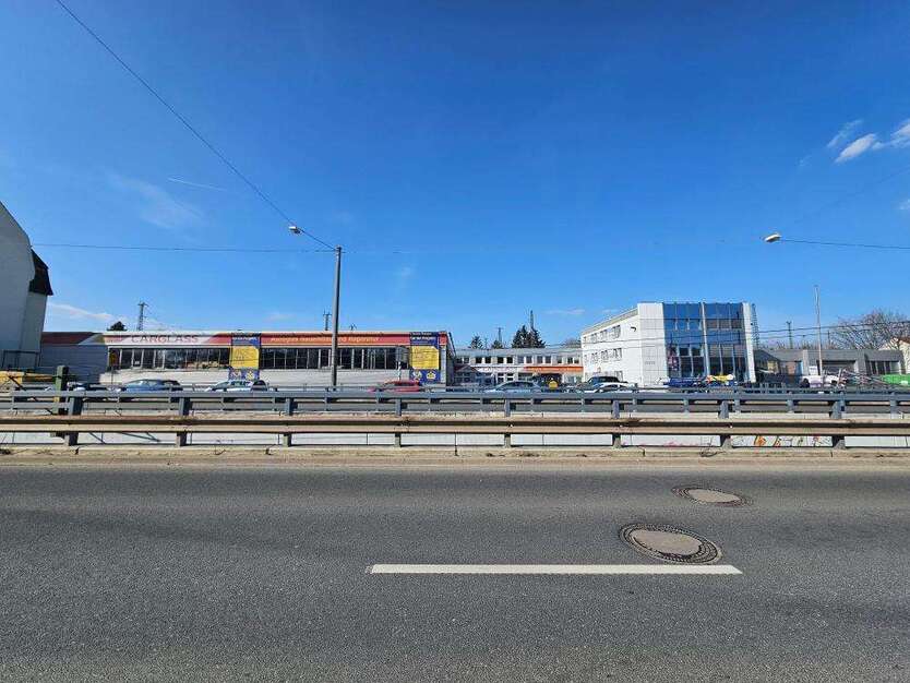 Halle in Bielefeld 3.270 € 545 m²