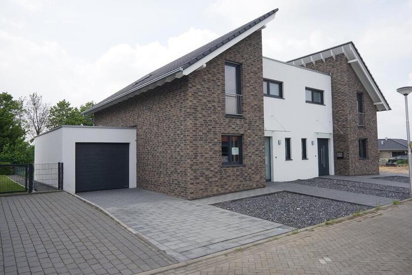 Luxuriöse Doppelhaushälfte mit viel Wohnraum und Garten