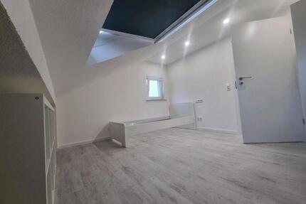 Modernes Dachgeschoss Zimmer in kernsarnierter WG