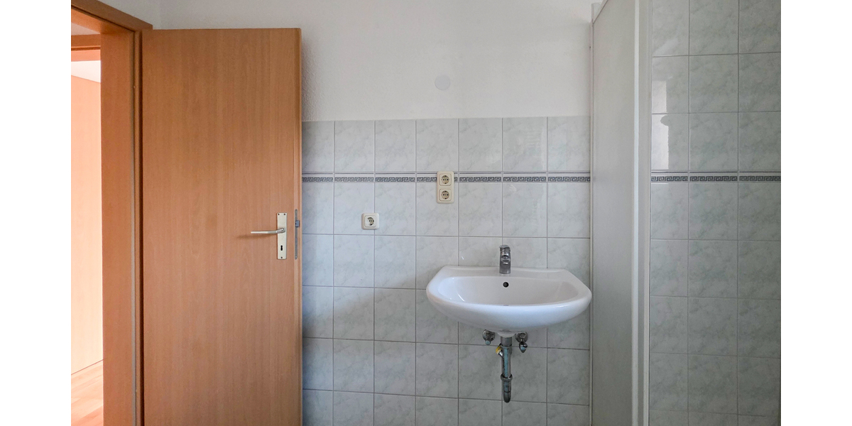 2 Raum DG-Wohnung mit Balkon und Blick ins Grüne. Bad mit Wanne! In Weida! - Dachgeschoßwohnung Weida Liebsdorf | Angebot:26347862