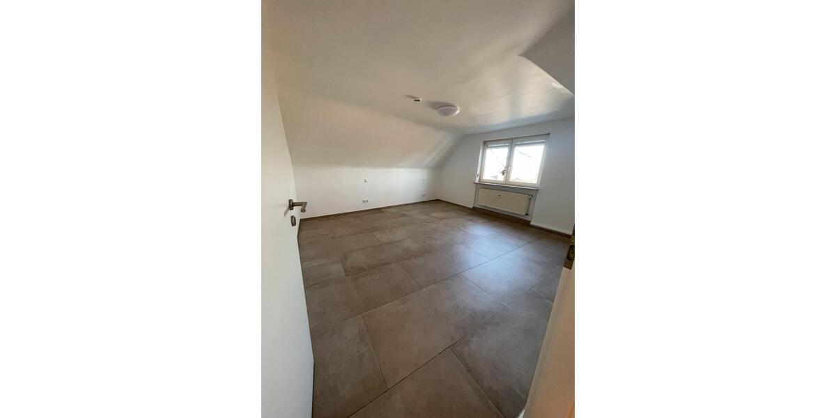 Dachgeschoßwohnung Haßfurt - 4 Zimmer, 105 m&sup2;, 990&euro; | Angebot:25311912