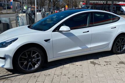 Tesla Model 3 32.000 km 28.300 &euro; München 81675