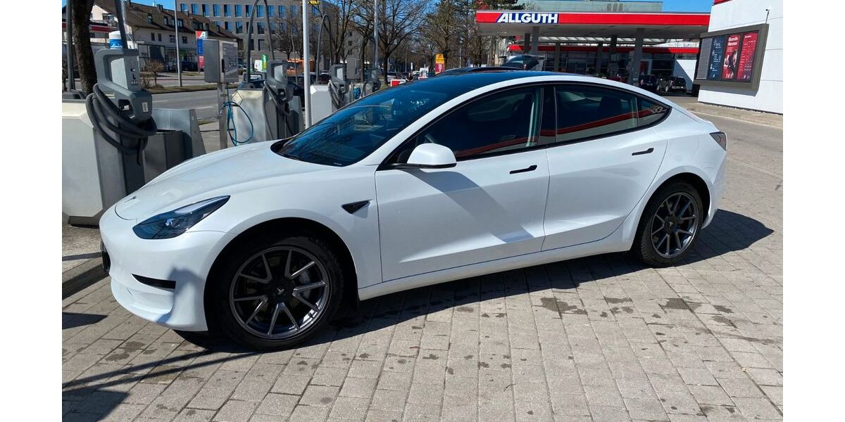 Tesla Model 3 32.000 km 28.300 &euro; München 81675