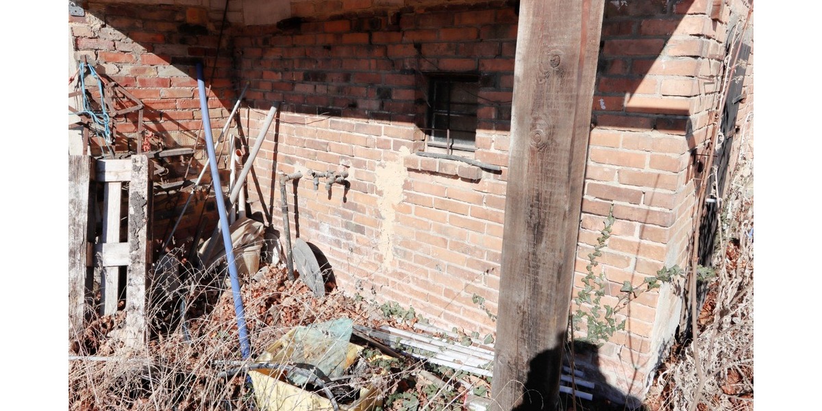 Großer Garten - voll umzäunt - Strom liegt an zimmer