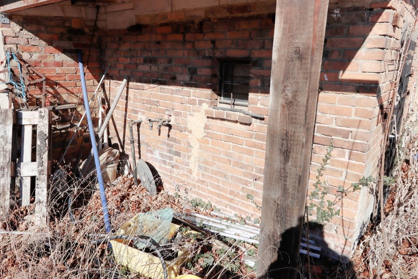 Großer Garten - voll umzäunt - Strom liegt an zimmer